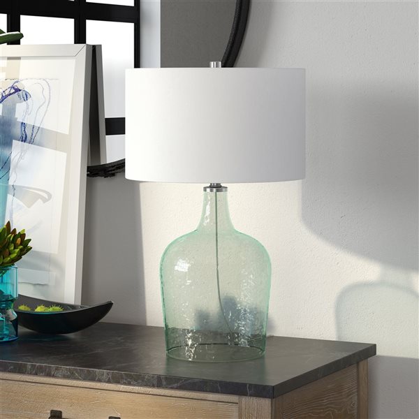 Lampe de table Casco Hailey Home 24 po h. base en verre bleu texturé avec abat-jour en tissu blanc