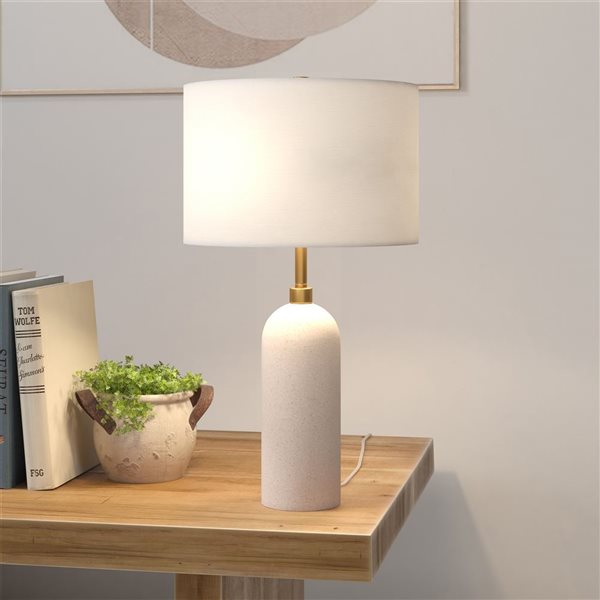 Lampe de table en céramique Ramona de Hailey Home 22 po h. sable rose avec abat-jour en tissu blanc