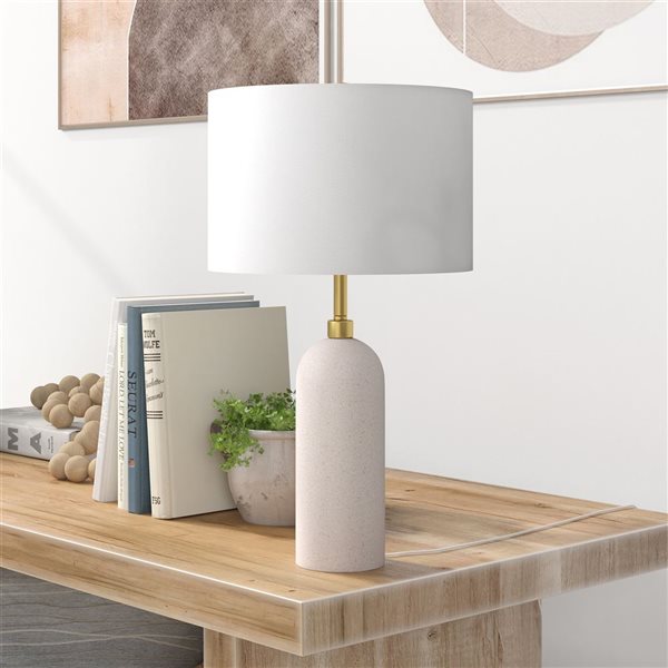 Lampe de table en céramique Ramona de Hailey Home 22 po h. sable rose avec abat-jour en tissu blanc