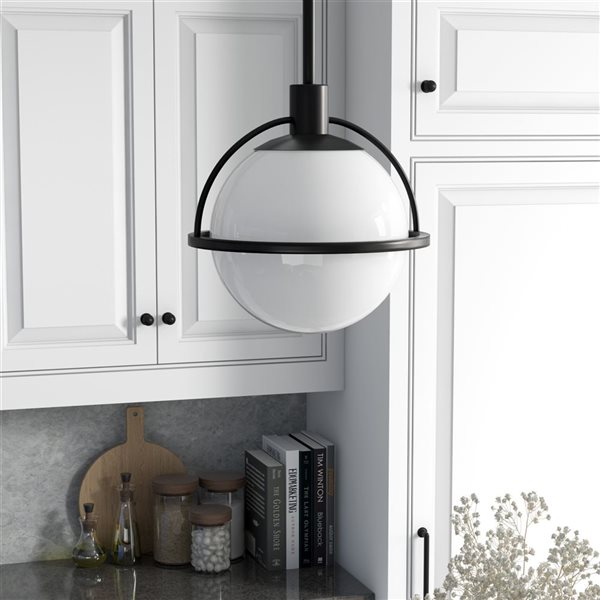 Luminaire suspendu Cieonna Hailey Home 9,4 po l. noir avec abat-jour en verre givré