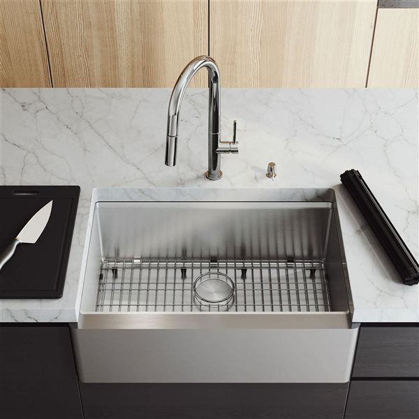 VIGO Oxford 30-in Stainless Steel Single Bowl Farmhouse Flat Apron-Front Farmhouse Kitchen Sink Workstation and Accessories