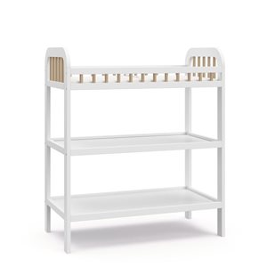 Table à langer Pasadena Storkcraft 34 po l. blanc et bois clair sur pied avec matelas à langer imperméable