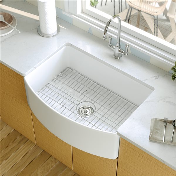 DeerValley Fireclay 30-in Single Bowl Farmhouse Apron Front Curved Kitchen Sink