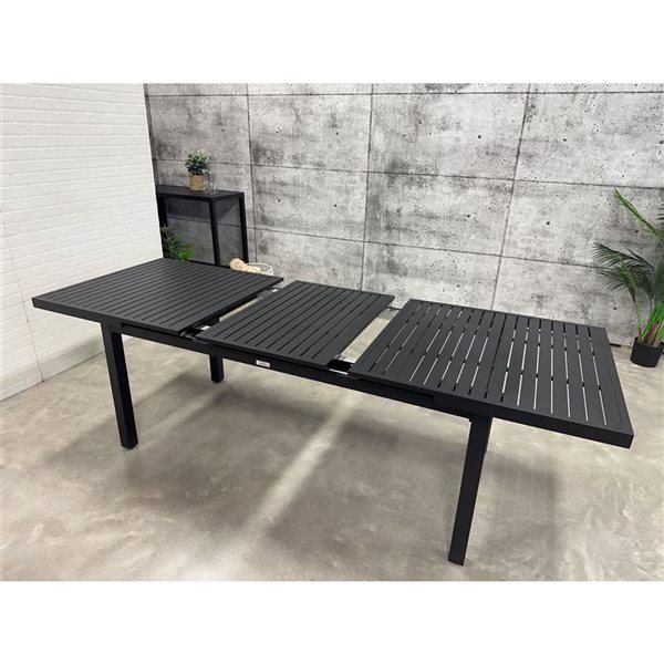 Corriveau Outdoor Furniture Extendable Table 35 x 70-in up to 95-in