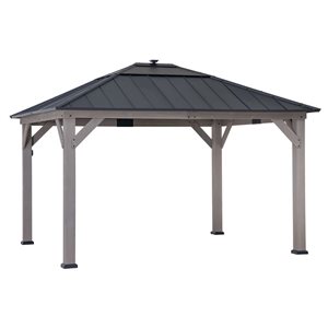 Abri-soleil en cèdre 11 x 13 pi par Sunjoy avec toit en acier noir et polycarbonate et lumières à DEL à énergie solaire