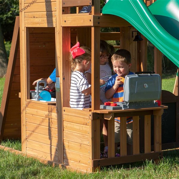 Ensemble de jeux et balançoires Bristol Point Backyard Discovery résidentiel en bois avec 2 glissades et maisonnette