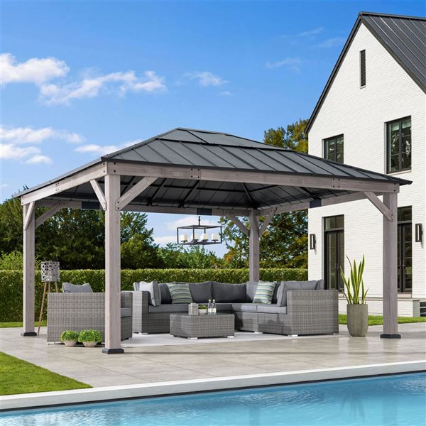 Abri-soleil de Sunjoy 13 x 15 pi en cèdre avec toit rigide acier et polycarbonate et crochet pour le plafond, noir