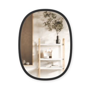 Miroir mural oval Hub Umbra 24 h. x 18 po l. encadré en noir