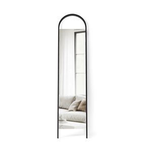 Miroir sur pied en arche Bellwood Umbra 76 h. x 18 po l. encadré en noir