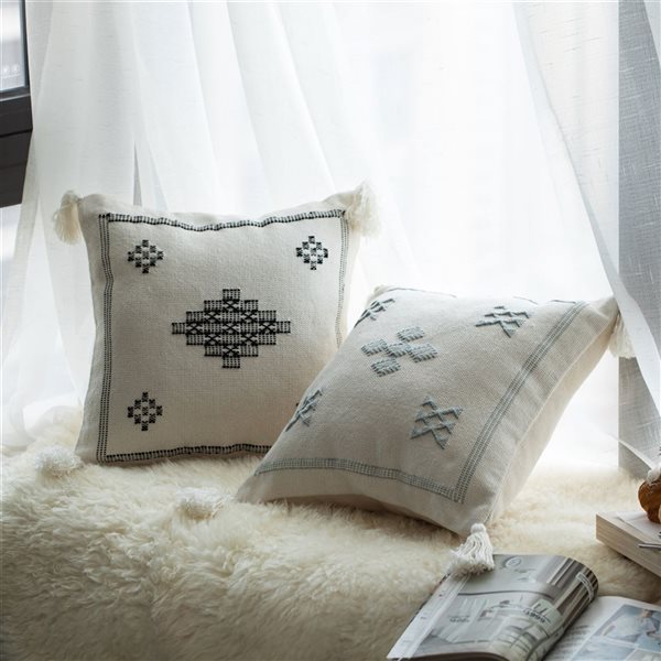 Deerlux 16-in Black & White Throw Pillow Cover with Southwest Tribal Pattern and Corner Tassels