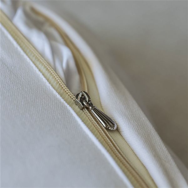 Deerlux 16-in White Handwoven Cotton Throw Pillow Cover with Small White Tufted Diamond Pattern and Tassel Corners