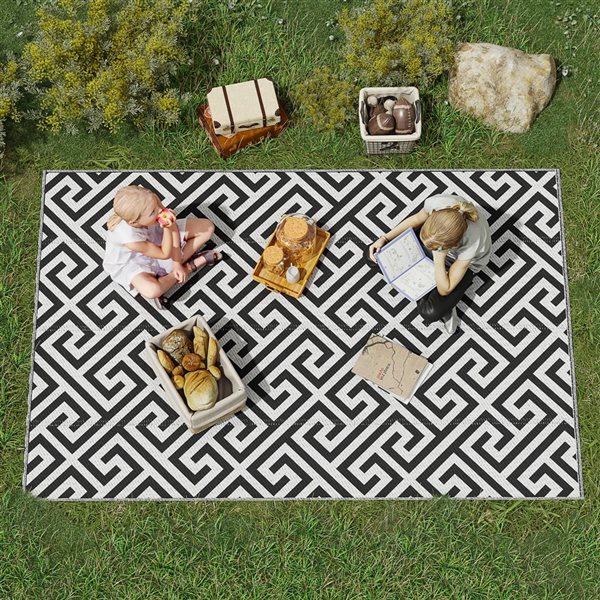 Outsunny Outdoor Reversible Rug 5 x 8-ft - Black/White