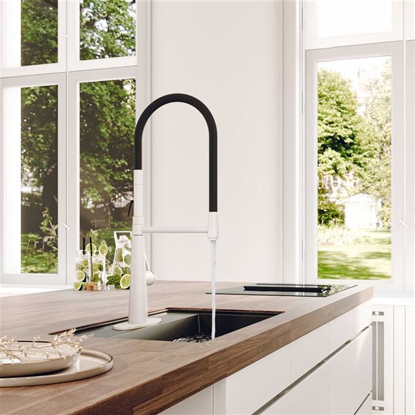 Clihome 1.8 GPM 1-Handle Pull-Out Kitchen Faucet - Matte White