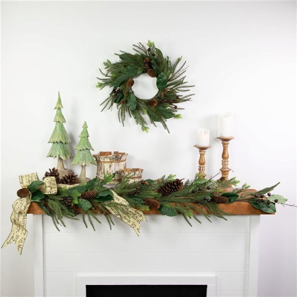 Northlight 20-in dia Unlit Indoor Mixed Green Foliage with Berries Artificial Christmas Wreath