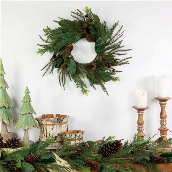 Northlight 20-in dia Unlit Indoor Mixed Green Foliage with Berries Artificial Christmas Wreath