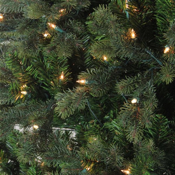 Northlight 9-ft H Medium Savannah Spruce Pre-Lit Full Christmas Tree w/Incandescent  Clear Lights and Tree Stand