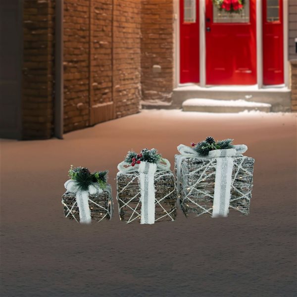 Northlight 3-Pc 9.75-in LED Lighted Gift Boxes with Pine and Berries Christmas Decoration Set