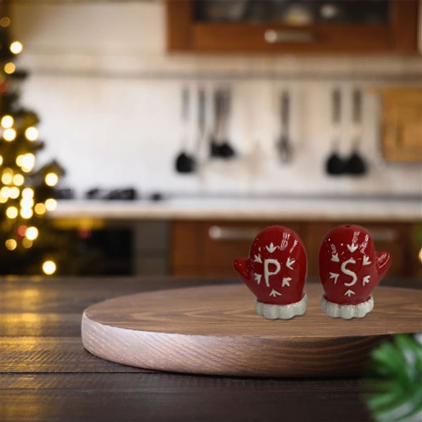 iH casadécor Ceramic Mittens Salt and Pepper Shaker Christmas Figurine Set