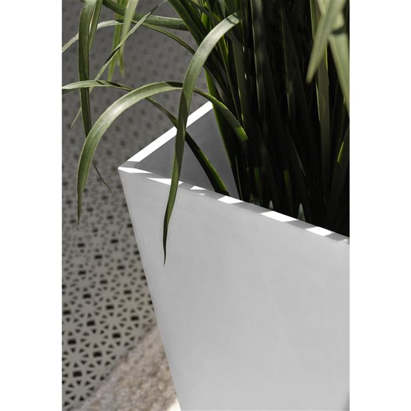 Veradek Pure Series Midland 26-in Plastic Planter - White