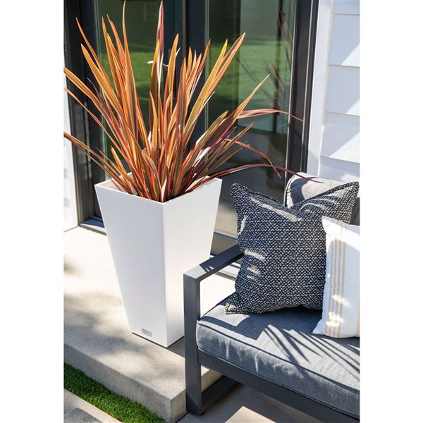 Veradek Pure Series Midland 26-in Plastic Planter - White