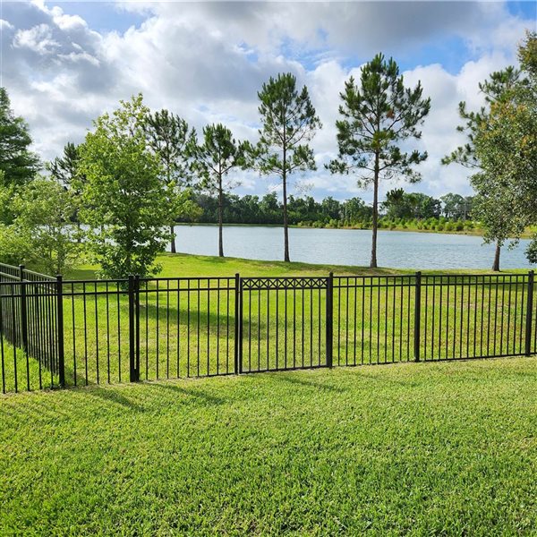 Fencer Wire 5 x 4-ft Flat Top Pattern Anti-Rust Powder-Coated Steel Decorative Fence Gate