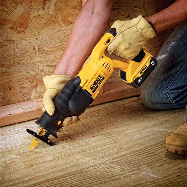 DEWALT Cordless Reciprocating Saw Kit - 20 V