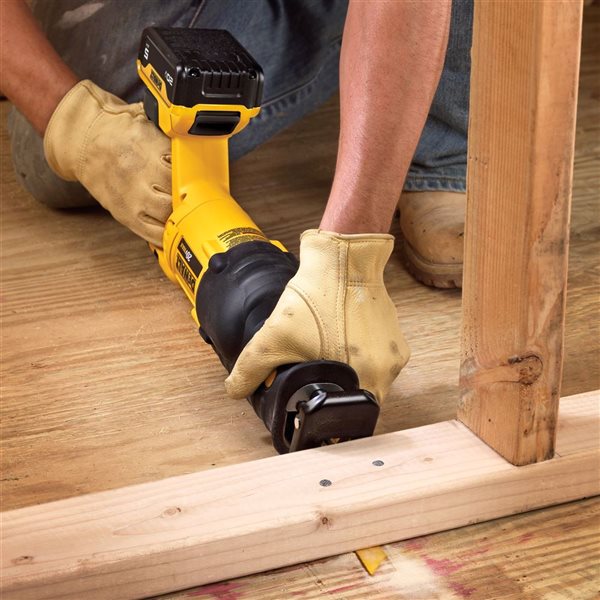 DEWALT Cordless Reciprocating Saw Kit - 20 V